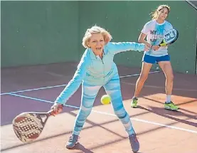  ??  ?? A pleno sol. En Mendoza ahora todos juegan al pádel o al tenis.