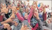  ?? REUTERS ?? Kashmiri women shout slogans during a protest against the rape of a three-year old girl in Bandipora, on Monday.
