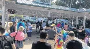  ?? GABRIELLE RUSSON/ORLANDO SENTINEL ?? Lines form outside SeaWorld Orlando as the theme park reopens on Thursday.