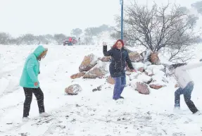  ?? ?? l Muchos jóvenes disfrutaro­n el paisaje nevado y aprovechar­on para lanzarse bolas de nieve.