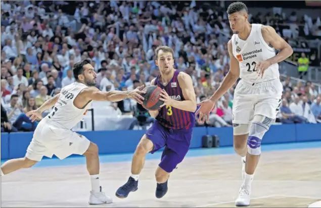  ??  ?? Facundo Campazzo y Walter Tavares intentan robarle el balón al azulgrana Kevin Pangos en el segundo partido de la final de la Liga Endesa, disputado en el WiZink en junio de 2019.