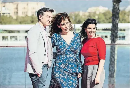  ?? JORGE ZAPATA / EFE ?? Roser Aguilar (centro) y Laia Marull posan en Málaga junto con el actor secundario Sergio Caballero