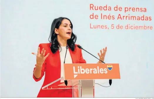  ?? ALEJANDRO MARTÍNEZ / EP ?? Inés Arrimadas, ayer, durante la rueda de prensa en la sede de Ciudadanos.