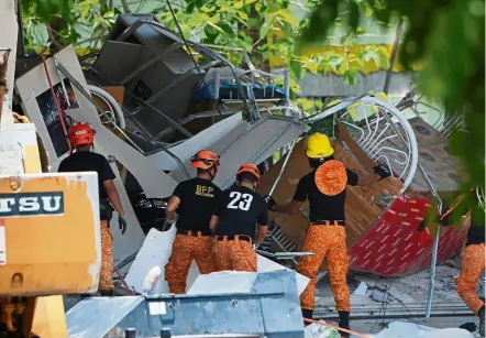  ?? — AFP ?? Racing against time: Rescuers removing debris inside the collapsed supermarke­t building at the town of Porac, Pampanga province, north of Manila.