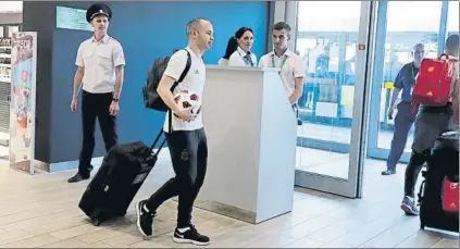  ?? FOTO: JA SIRVENT ?? Iniesta, con el balón de su último partido de recuerdo El manchego, en el aeropuerto de Krasnodar antes de volver a España