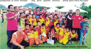  ??  ?? PEMAIN bersama pengurusan SKSS meraikan kejayaan muncul juara.