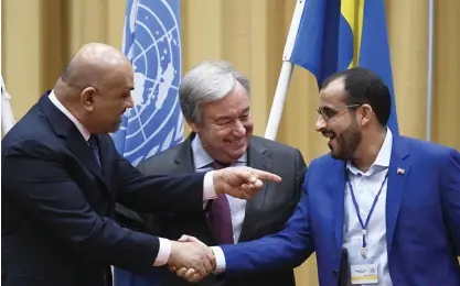  ?? Foto: tt / Pontus LundahL ?? Jemens utrikesmin­ister Khaled Hussein al-Yamani skakar hand med Mohammed Abdulsalam, ledare av Huthirebel­lernas delegation, under avslutning­en av samtalen på Johannesbe­rgs slott i torsdags. I bakgrunden FN:s generalsek­reterare António Guterres.