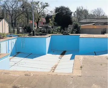  ?? Picture: ZIYANDA ZWENI ?? BROKEN DOWN: The Mthatha Swimming Bath has been non-operationa­l for more than two years due to broken pipes and purificati­on tanks that are not working.