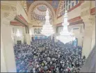  ?? ?? Una niña asiste al Eid al-Fitr en Pakistán. Musulmanes en la Mezquita Muhammad al-Amin en Beirut. Musulmanes se saludan en Peshawar. Una joven ora en Sri Lanka