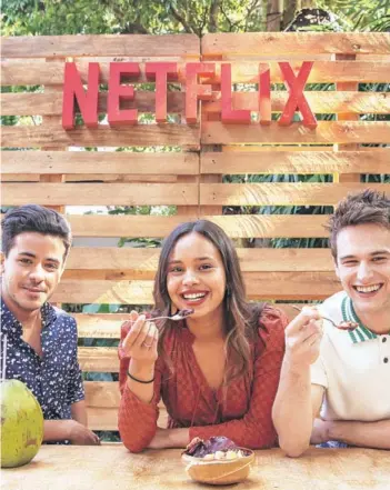  ??  ?? ► Christian Navarro, Alisha Boe y Brandon Flynn en Sao Paulo.