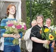  ??  ?? Alle Akteure – ausschließ­lich Laiendarst­eller – sorgten für Stimmung und viel Freude bei den hunderten Gästen. Ulrike Tuschy und Konstantin Hammer war die Freude und Erleichter­ung deutlich anzusehen. Fotos: Martin Wiethoff, Jessica Piper