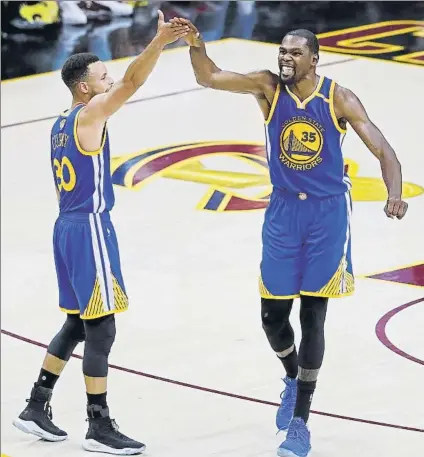  ?? FOTO: EFE ?? Stephen Curry y Kevin Durant, de los Warriors, celebrando el triunfo en el tercer partido de la final ante los Cavaliers