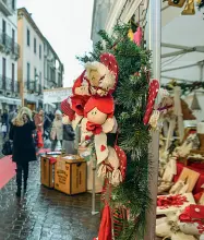  ??  ?? Shopping Primo acquisti Natale. sono stati giorno Ieri per di inaugurati mercatini in i centro storico e oggi sarà aperta la pista sul ghiaccio in piazza Biade: si apre alle 16 e resta fino al 27 gennaio