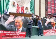  ??  ?? Legislador­es del PAN sacaron pancartas y grandes mantas con los rostros de José Antonio Meade y Arturo Elías Beltrán y los acusaron de anomalías.