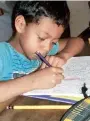  ??  ?? Un niño costarrice­nse cumple con sus deberes educativos en su habitación.