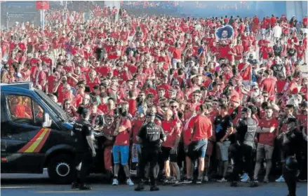  ?? ?? Marabunta de rojillos, acercándos­e a La Cartuja para ver la final de la Copa del Rey.