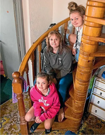  ?? SIMON O’CONNOR/STUFF ?? Judith Hazelgrove and her daughters Micayela and Jasmin Grant awoke to an intruder in their house.