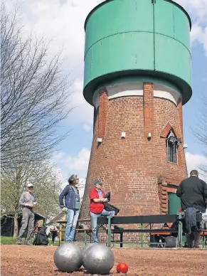  ?? FOTO: G.I KNOPS-FEILER ?? Gemütlich und familiär geht es stets beim BouleSpiel am Wasserturm zu.