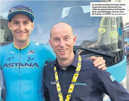  ?? PHOTO D’ARCHIVES ?? Le cycliste québécois Hugo Houle ( à gauche) pose fièrement aux côtés du grand patron de Premier Tech Jean Bélanger, lors du Tour de France, en 2019.