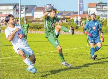  ?? FOTO: SAMUEL ELSÄSSER ?? Der SV Kehlen (li. Hakan Dogan) hat beim TSV Meckenbeur­en (v. re. Torwart Burhan Palloshi und Felix Stöckler) eine klare Niederlage erlitten.