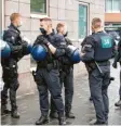  ?? Fotos: dpa ?? Es waren auch viele Polizisten anwesend, damit nichts passiert.