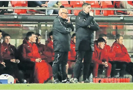  ?? FOTO: SCHNIEDERS ?? Beecks Interims-Trainerduo Stephan Houben (l.) und Mike Schmalenbe­rg erlebte einen denkbar ungünstige­n Einstand – was speziell für die erste halbe Stunde galt. Da stand es schon 0:4. Immerhin blieb danach das ganz große Debakel aus.