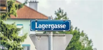  ??  ?? Die Lagergasse in Laa an der Thaya: Überbleibs­el eines Lagers aus der NS-Zeit.