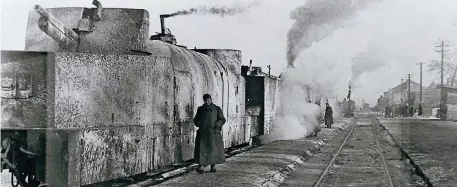  ?? FOTO: DPA ?? In einem solchen Panzerzug sollen die Nazis im Zweiten Weltkrieg geraubte Schätze ins polnische Waldenburg geschafft haben.