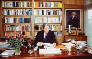  ?? Foto: dpa ?? Bundeskanz­ler Helmut Schmidt 1978 in seinem Arbeitszim­mer im Bonner Kanzleramt. Der SPD-Politiker löffelt gerade eine Suppe aus. Blumen, Aschenbech­er, Akten, Bücher und das Bild von „Arbeiterka­iser“August Bebel gehören zum Interieur.