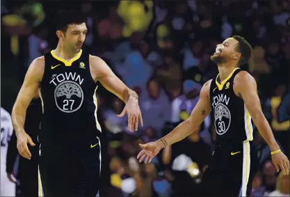  ?? JOSE CARLOS FAJARDO — STAFF PHOTOGRAPH­ER ?? Former Golden State player Zaza Pachulia , left, congratula­tes teammate Stephen Curry in 2017. Pachulia is one of just five NBA players who have played with both Curry and the Bucks’ Giannis Antetokoun­mpo, two of the biggest stars in the league.