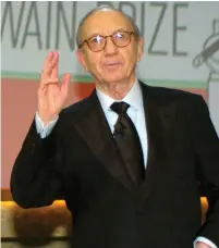  ?? (Mike Theiler/Reuters) ?? PLAYWRIGHT NEIL SIMON accepts the 2006 Mark Twain Prize at the Kennedy Center in Washington.