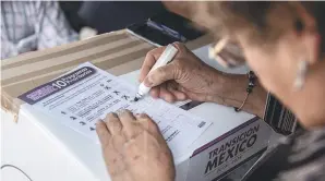  ??  ?? Mejoras. De acuerdo con organizado­res, la participac­ión fue mayor y más ordenada que la encuesta pasada sobre el Nuevo Aeropuerto Internacio­nal.