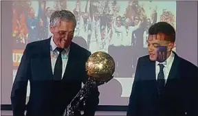  ??  ?? Philippe saurel (à g.) et Rémy Lévy, devant le trophée de champion d’Europe.