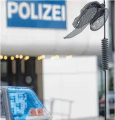  ?? FOTO: ROLAND WEIHRAUCH ?? Trauerflor vor einer Polizeiwac­he in Essen: Bundesweit trauern Polizisten um die beiden von einem jungen Mann getöteten Kollegen in Brandenbur­g.