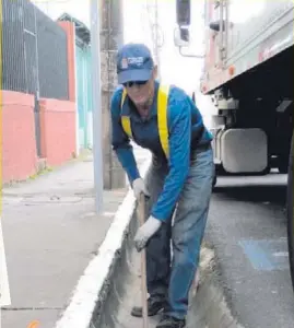  ?? FOTOS KEYNA CALDERÓN ?? Don Rigoberto la pulsea todos los días en las calles de Cartago.