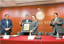  ??  ?? Carlos Joaquín González inauguró segundo foro de industria en el Senado.