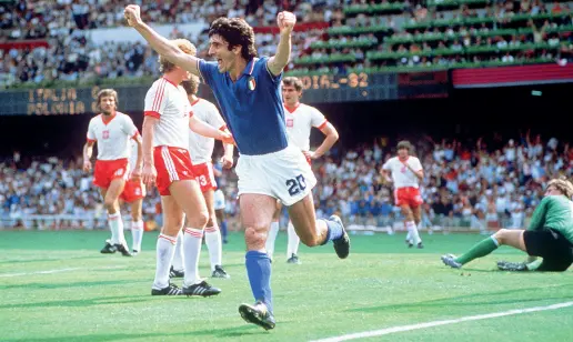  ??  ?? Idolo
Il gol di Paolo Rossi contro la Polonia nel Mondiale del 1982 che l’ha consegnato alla leggenda dello sport italiano