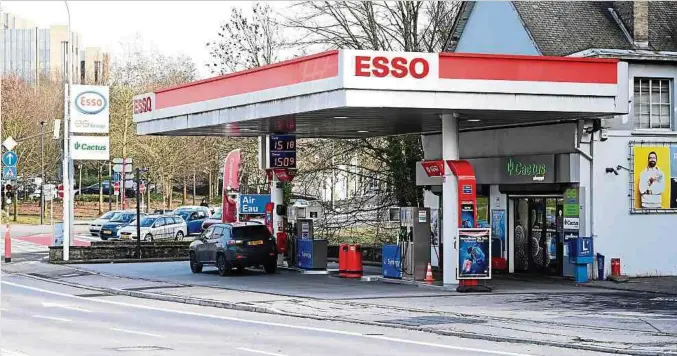  ?? Foto: Chris Karaba ?? Die Esso-Tankstelle unweit der Holleriche­r Kirche wurde im Oktober 2020 zum Tatort.