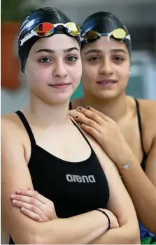  ?? ?? Yusra Mardini (links) und ihre Schwester Sarah aus Syrien leben in Berlin. Das Foto stammt aus dem Jahr 2015 und wurde beim Schwimmtra­ining aufgenomme­n, nach ihrer spektakulä­ren Flucht.