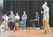  ?? Cassandra Day / Hearst Connecticu­t Media ?? Music instructor Noah Baerman, right, works with The Center for Creative Youth students at Wesleyan University in Middletown at Friday’s community share day.