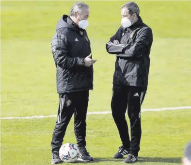  ?? ÁNGEL DE CASTRO ?? JIM dialoga con el entrenador de porteros, Mikel Insausti, durante una sesión de entrenamie­nto.