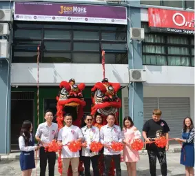  ??  ?? Philimon (fourth left) and others cut a ribbon to symbolical­ly officiate Jobsmore’s new office, located at 1st Floor of Lrg Wong King Huo 3B. Also seen are Hii (third left) and director Lee Kock Wei (fifth left).