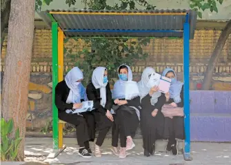  ?? AFP ?? Alumnas toman un descanso en el patio de su escuela en Herat, Afganistán