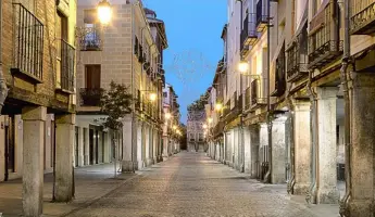  ??  ?? Abajo a la izquierda, casco histórico de Alcalá de Henares y,