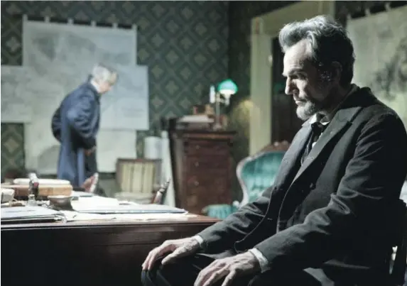  ?? DREAMWORKS PICTURES & TWENTIETH CENTURY FOX ?? Uma cena de ‘ Lincoln’: Daniel Day- Lewis diz que Abraham Lincoln é uma figura “mitificada até ao ponto da desumaniza­ção”