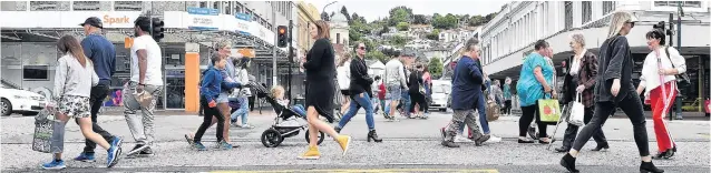  ?? PHOTO: PETER MCINTOSH ?? Shoppers in George St on Black Friday last year.