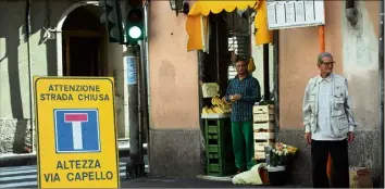  ??  ?? Il est  heures  et Saïd voit enfin son premier client de la journée dans sa petite épicerie-boucherie. Abdul, qui vend des fruits et légumes et quelques produits de première nécessité assure qu’il a perdu plus de  % de sa clientèle.