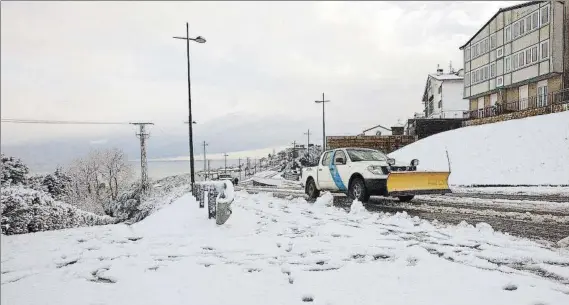  ?? FOTO: EFE ?? La caza guipuzcoan­a ha optado por esperar y no clausurar la actividad pese al temporal de frío que ha azotado el territorio histórico