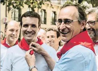  ?? DAVID AGUILAR / EFE ?? Pablo Casado con el líder del PP vasco, Alfonso Alonso, ayer en las fiestas de Vitoria