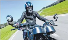  ?? FOTO: FELIX KÄSTLE/DPA ?? Eine Frage des Stils: Motorradkl­amotten sind heute vielfältig.